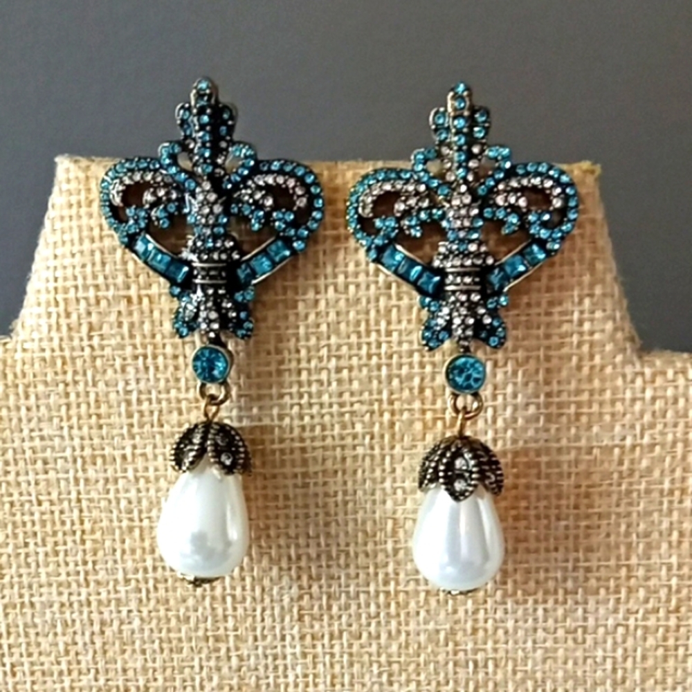 Elegant Victorian Theme Drop Earrings